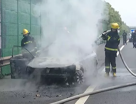 离奇！高速上, 只因底盘粘了这东西, 小车迅速烧成空壳...